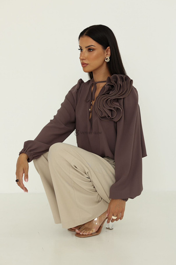 Elegancka bluzka z kwiatem Rose fango