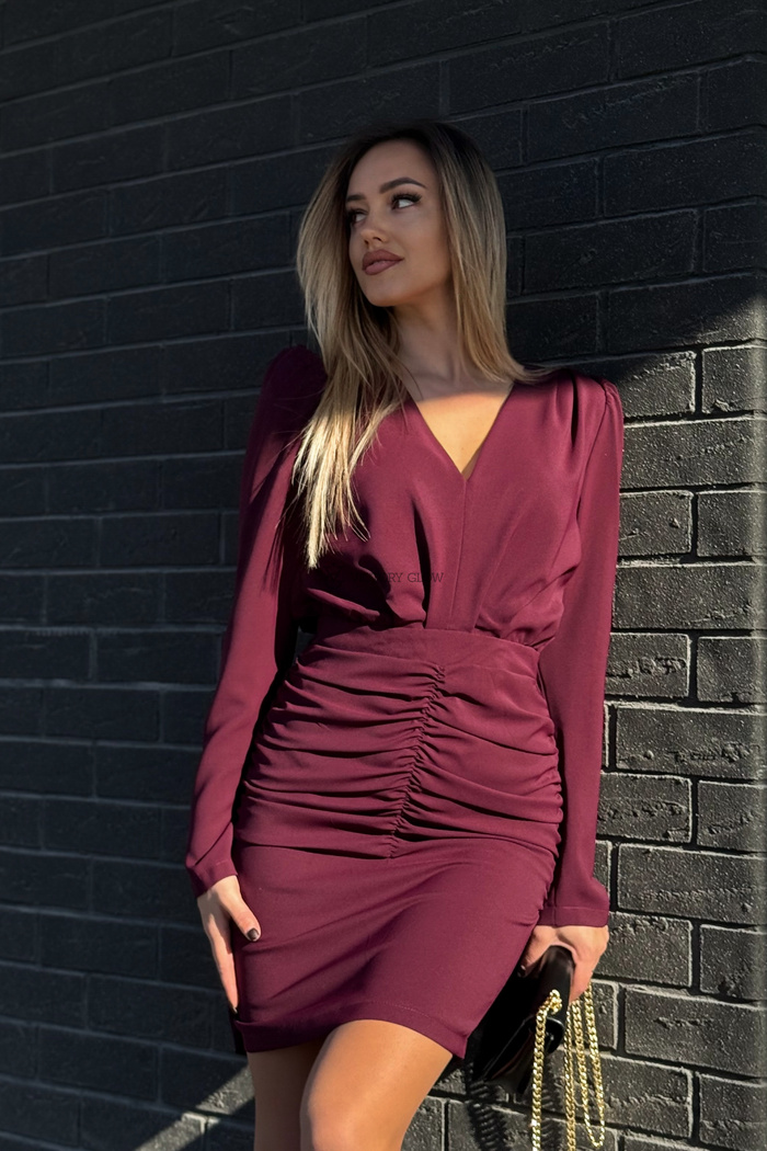 Dopasowana sukienka z marszczeniami Tyra bordowa