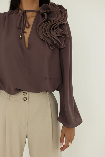 Elegancka bluzka z kwiatem Rose brunatna