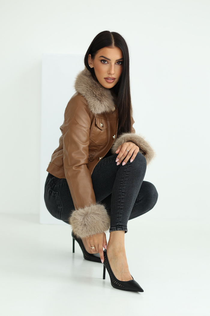 Krótka kurtka z futrzanym kołnierzem Melody karmelowa