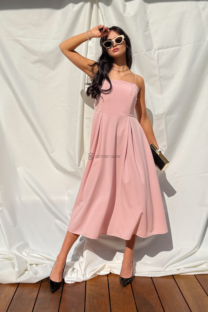 Sukienka rozkloszowana midi Queen E. pudrowy róż