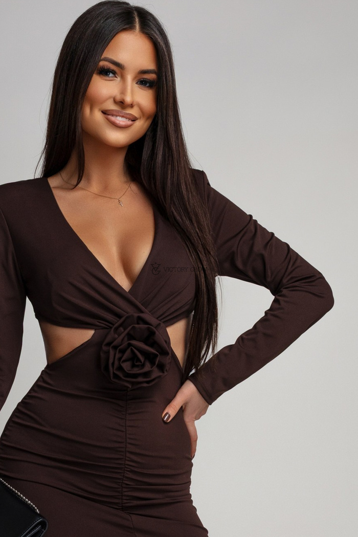 Długa sukienka z wycięciami w talii Layla czekoladowa