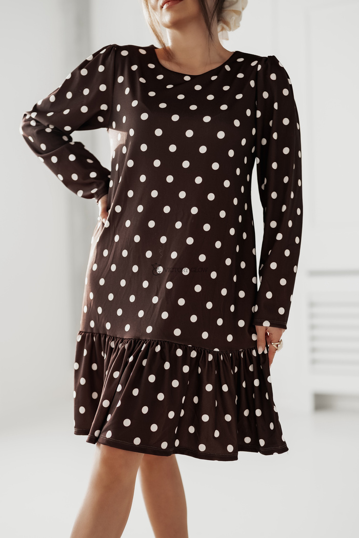 Prosta sukienka z falbanką w groszki Kama czekoladowa