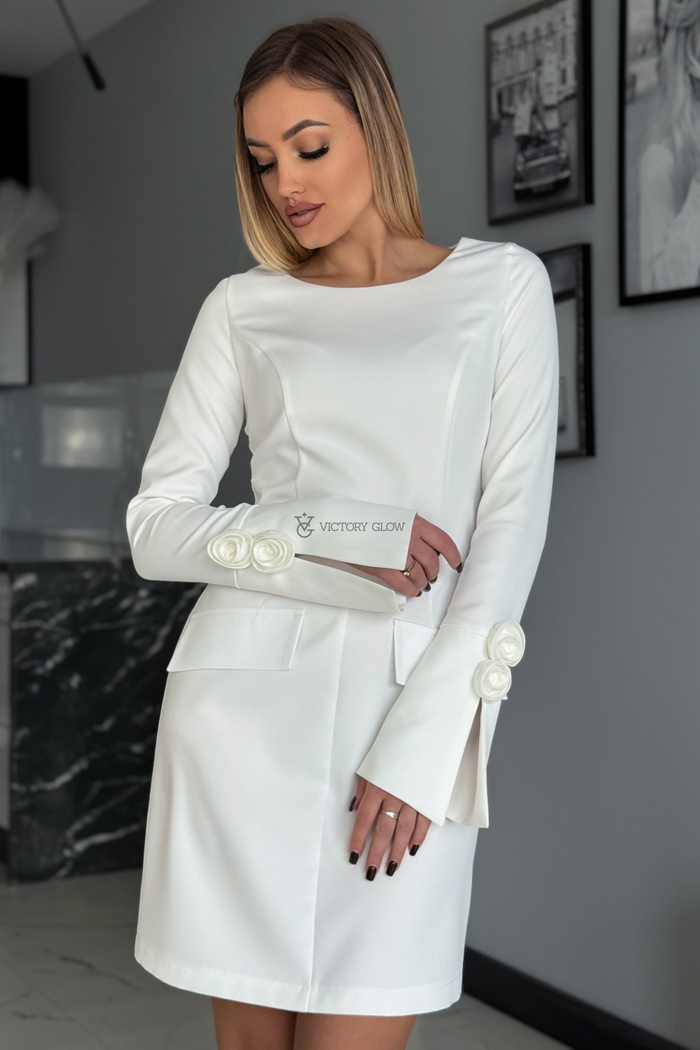 Ołówkowa sukienka z różą na rękawach Marly biała