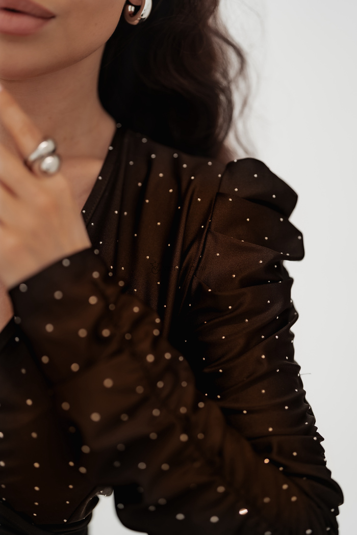 Połyskująca sukienka z marszczeniami Dersi czekoladowa