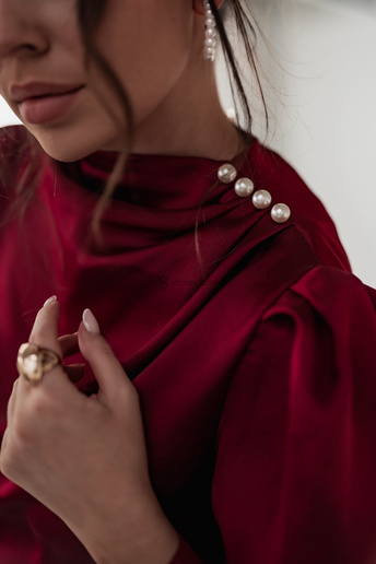 Satynowa bluzka z perełkami Qunii bordowa