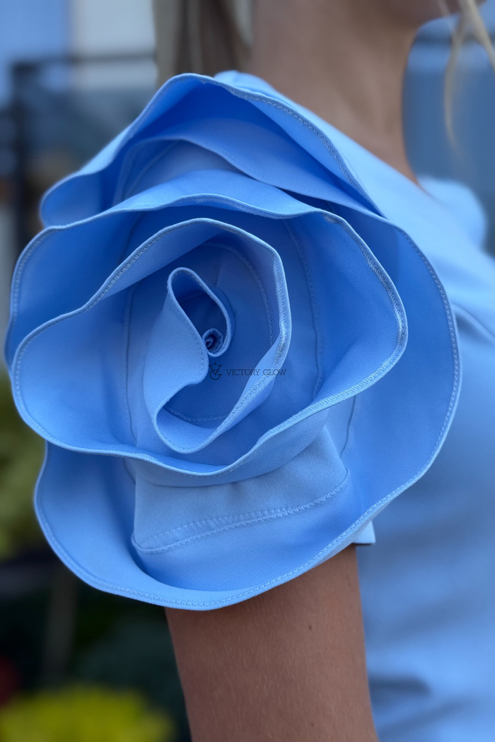 Ołówkowa sukienka z różą na rękawach Carly błękitna