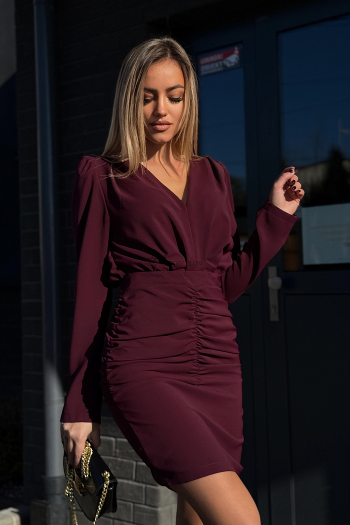 Dopasowana sukienka z marszczeniami Tyra bordowa