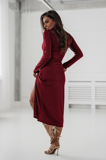 Prążkowana sukienka z klamrą Clare bordowa