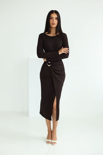 Prążkowana sukienka z klamrą Clare czekoladowa