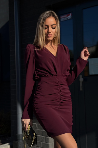 Dopasowana sukienka z marszczeniami Tyra bordowa