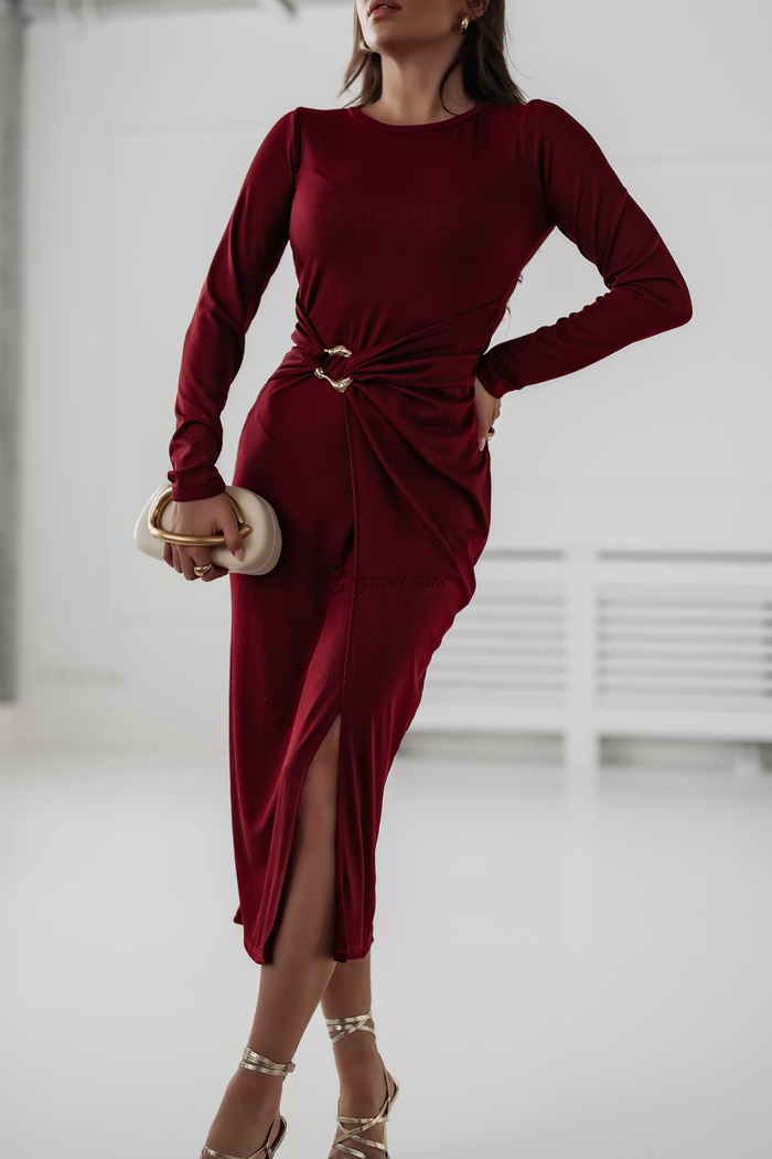 Prążkowana sukienka z klamrą Clare bordowa