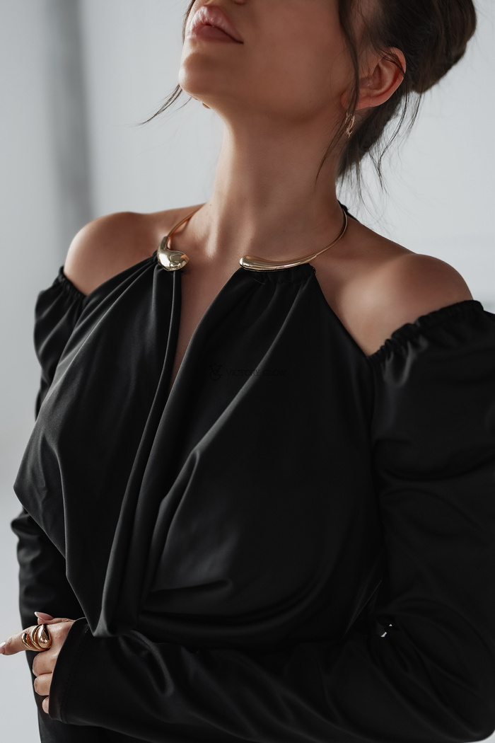 Bluzka z biżuteryjnym dekoltem Gabby czarna