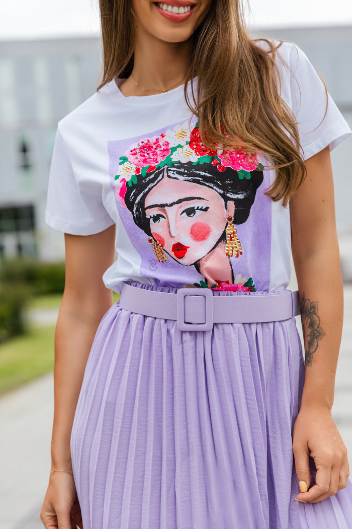 Klasyczny t-shirt Frida z nadrukiem i aplikacjami biały fiolet