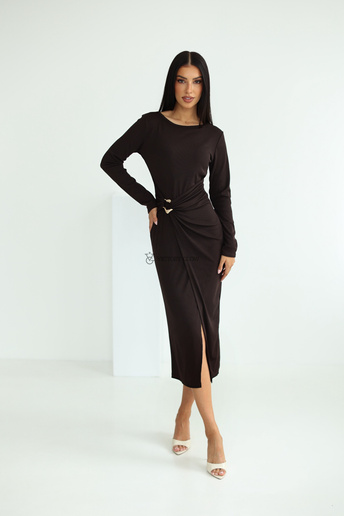 Prążkowana sukienka z klamrą Clare czekoladowa