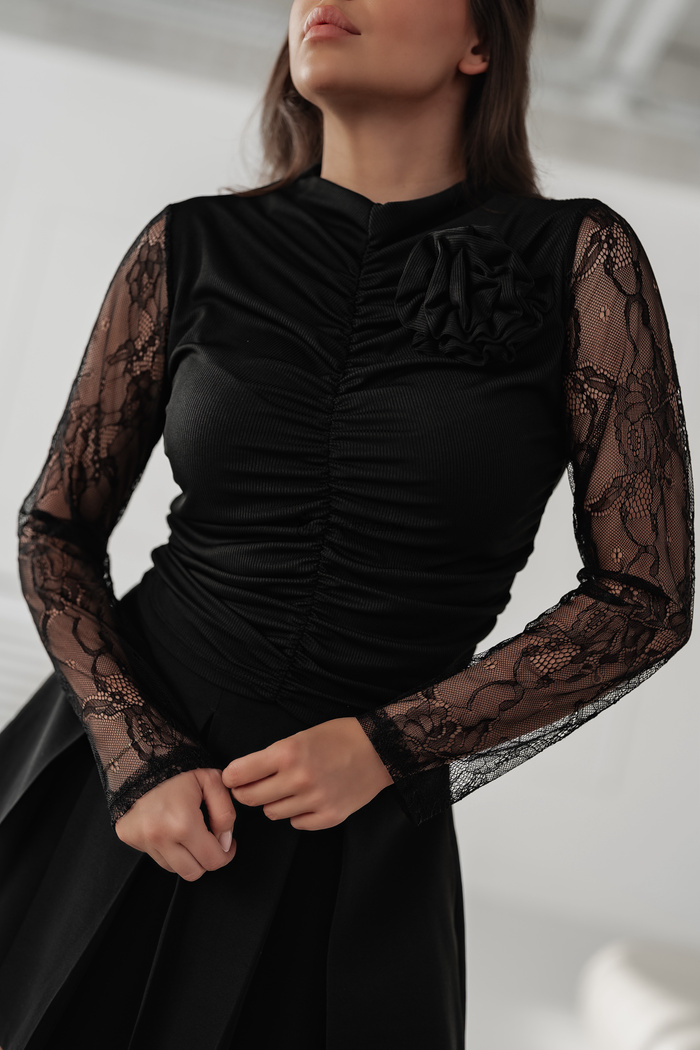 Bluzka w prążek z koronkowymi rękawami Otti czarna