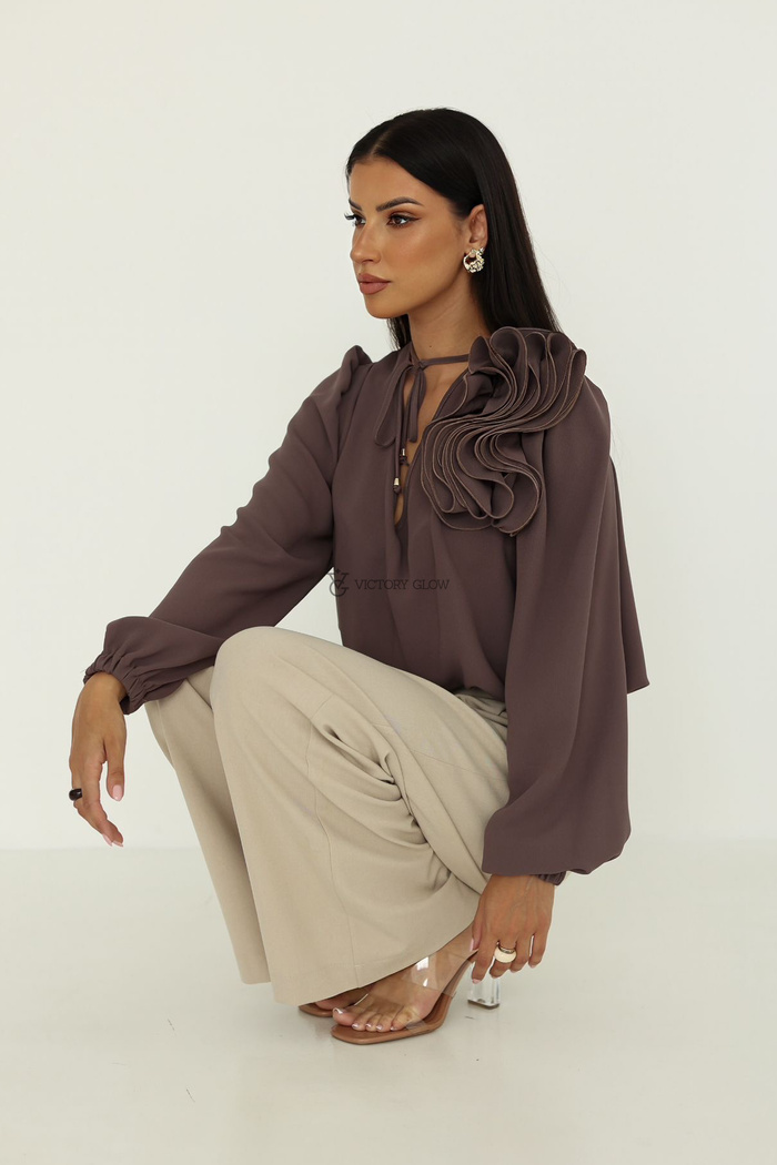 Elegancka bluzka z kwiatem Rose fango