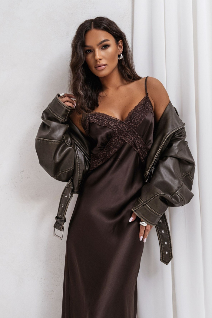 Satynowa sukienka maxi z koronką Diva czekoladowa