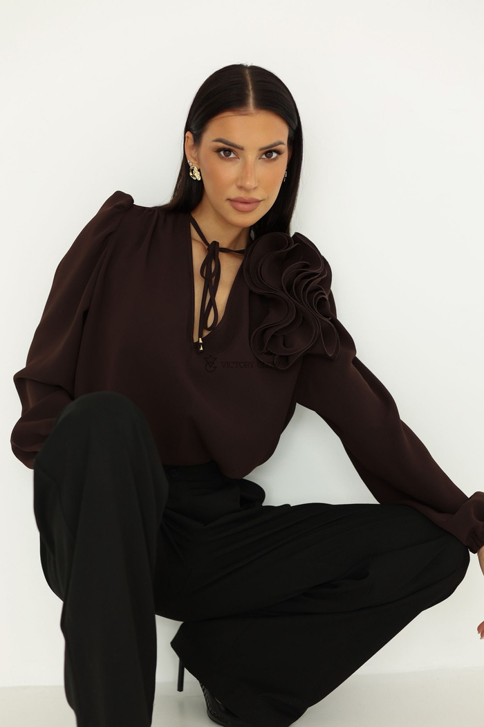 Elegancka bluzka z kwiatem Rose brązowa