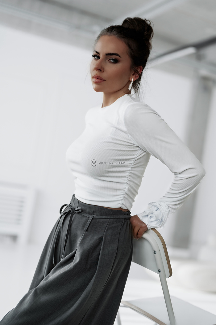 Dopasowana bluzka w prążek z różą Iga biała