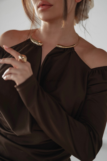 Bluzka z biżuteryjnym dekoltem Gabby czekoladowa
