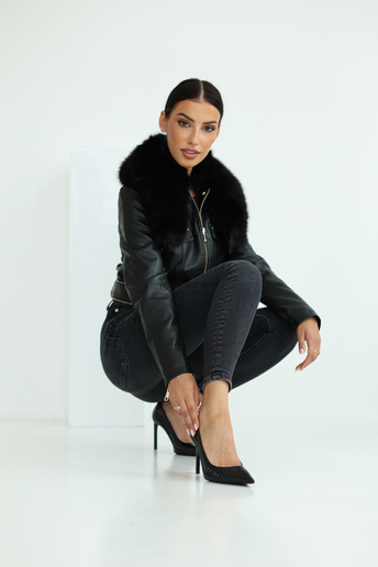 Krótka kurtka z paskiem i futrzanym kołnierzem Wendy czarna