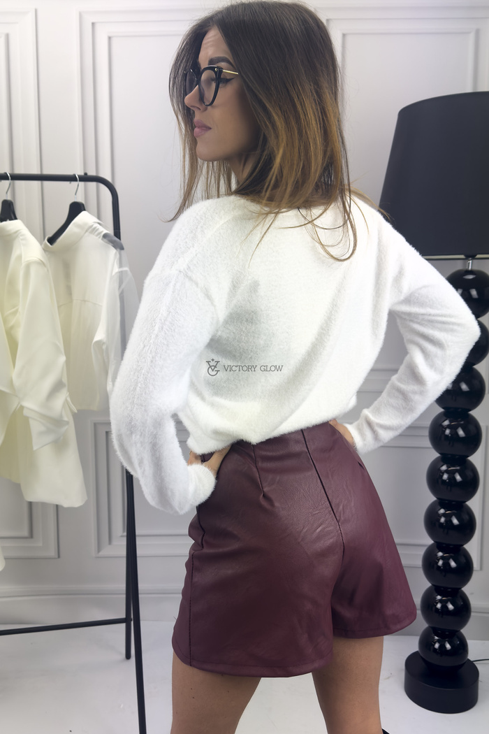 Sweter z długim włosem Lamia dekolt w serek biały