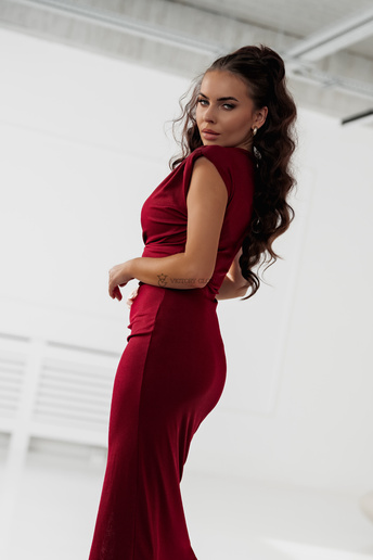 Prążkowana sukienka z klamrą Bambi bordo