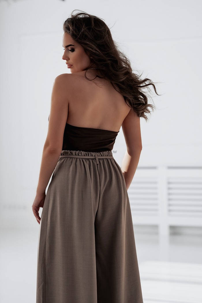 Efektowne body z głębokim dekoltem Gabby czekoladowe