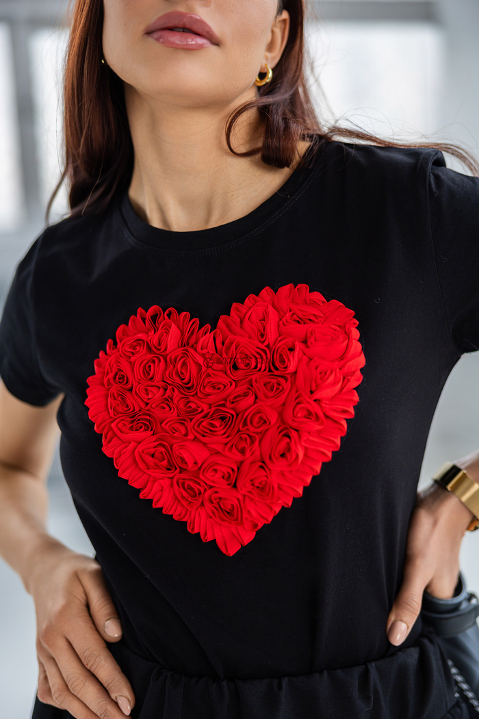 T-shirt Heart  z aplikacją czarny z czerwonym sercem