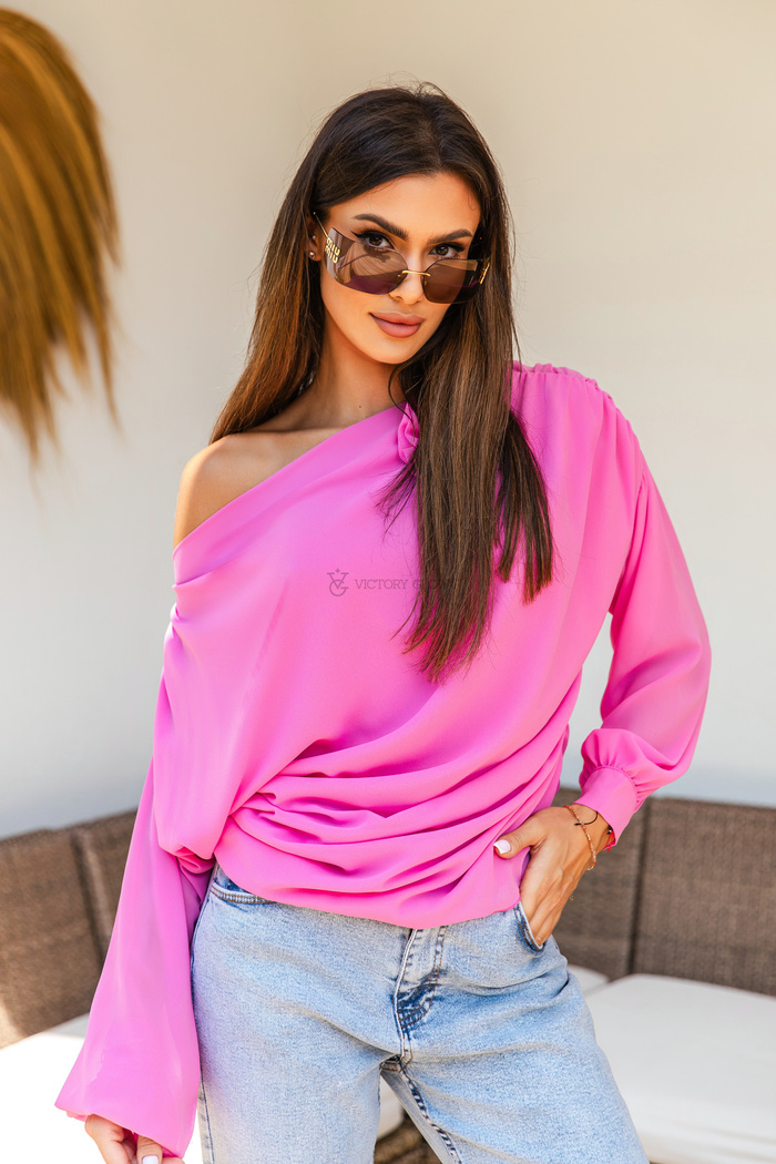 Szyfonowa bluzka Monique z kwiatem 3D i marszczeniem różowa