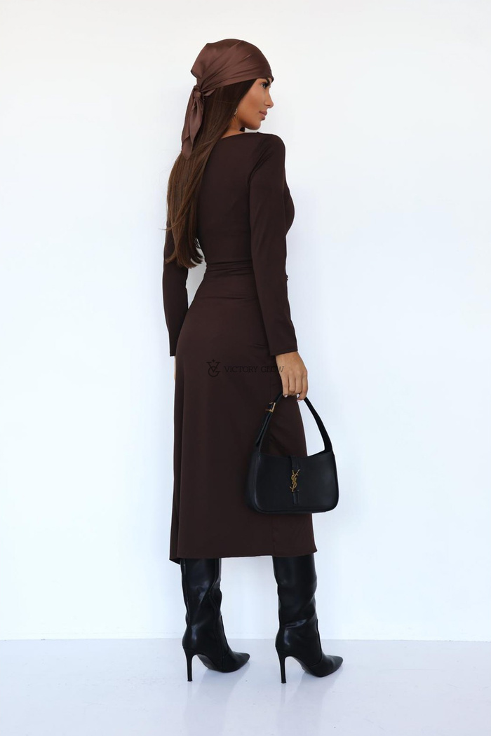 Prążkowana sukienka z klamrą Clare czekoladowa