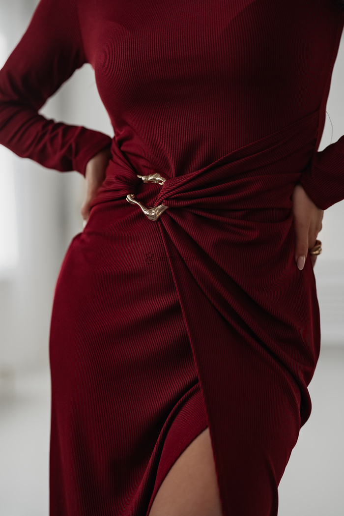 Prążkowana sukienka z klamrą Clare bordowa