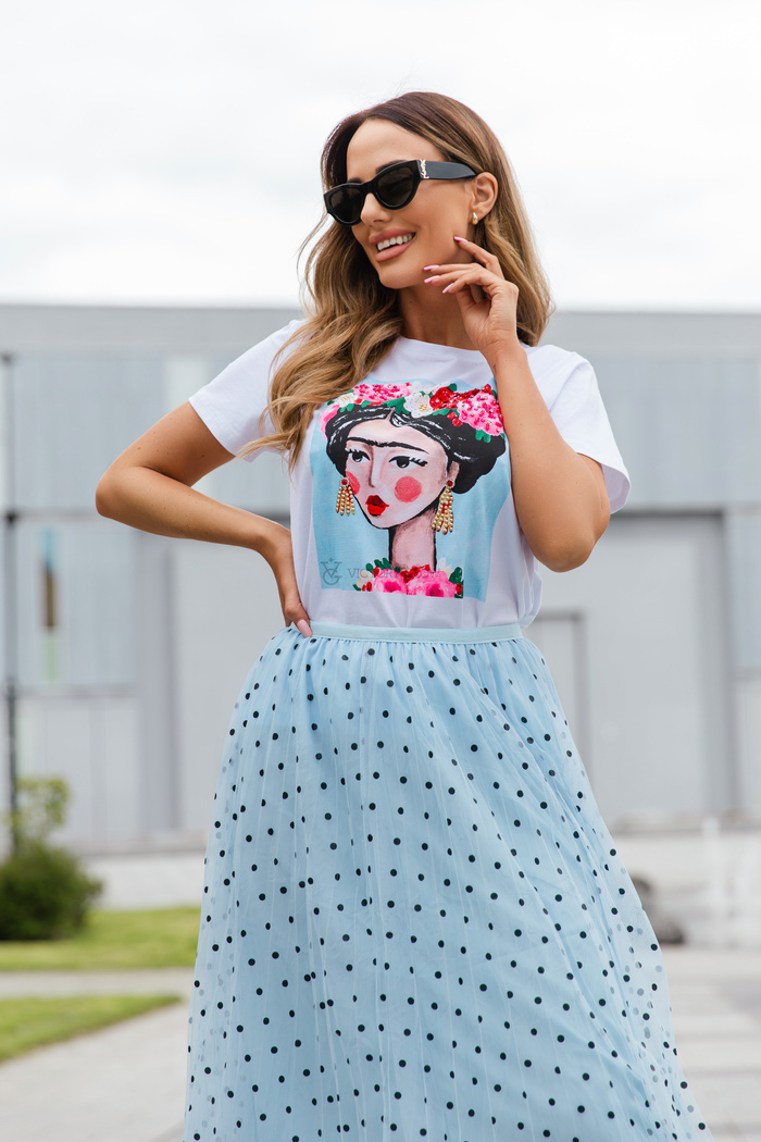 Klasyczny t-shirt Frida z nadrukiem i aplikacjami biały błękit