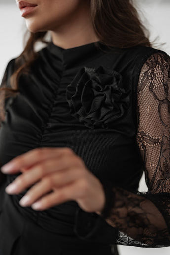 Bluzka w prążek z koronkowymi rękawami Otti czarna