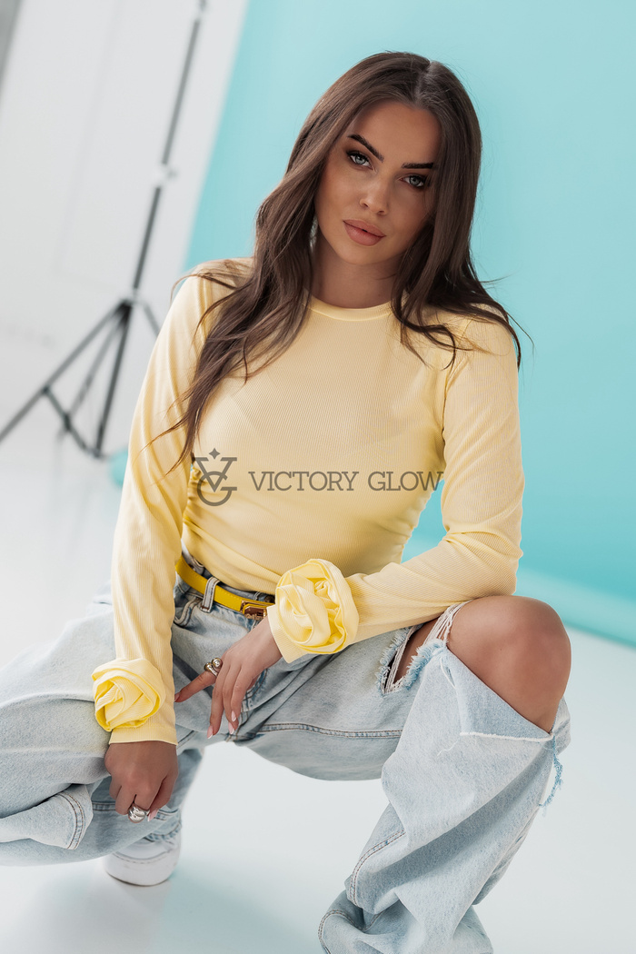 Dopasowana bluzka w prążek z różą Iga żółta