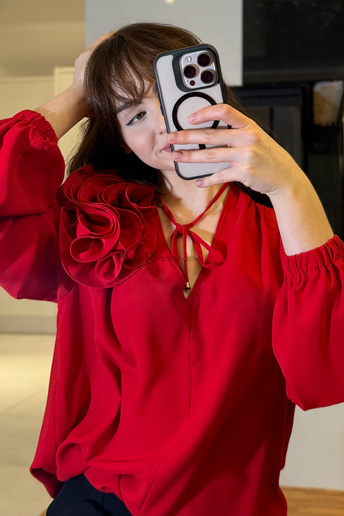 Elegancka bluzka z kwiatem Rose czerwona