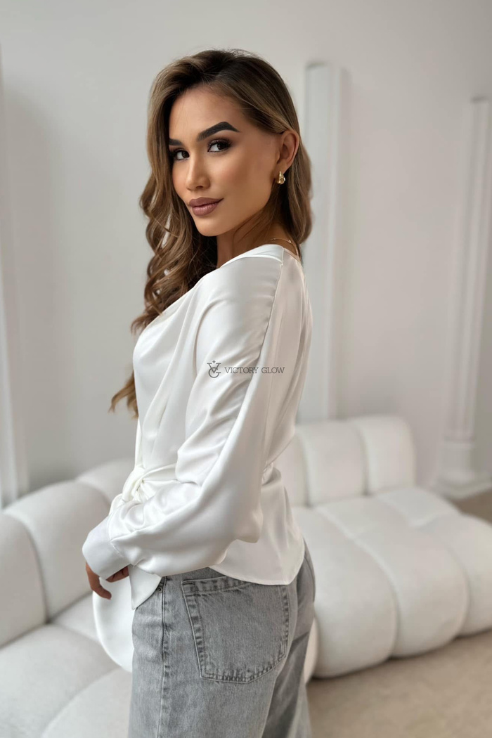 Elegancka satynowa koszula z różą Amber  biała