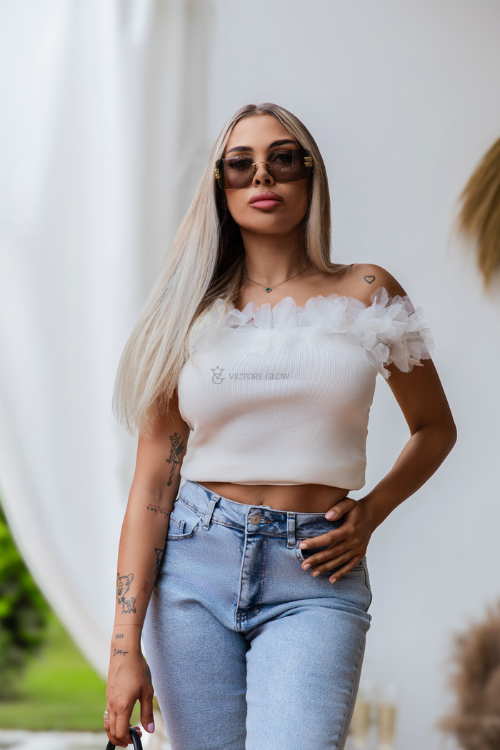 Dopasowany top z kwiatami 3D z tiulu Leo śmietankowy