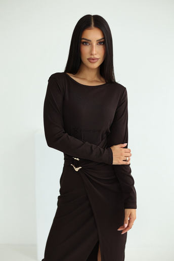 Prążkowana sukienka z klamrą Clare czekoladowa