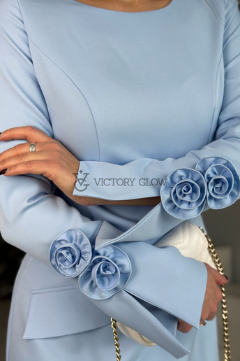 Ołówkowa sukienka z różą na rękawach Marly błękitna