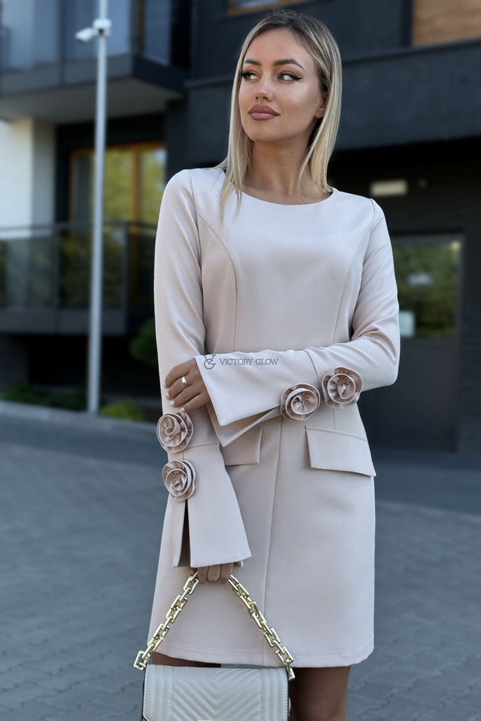 Ołówkowa sukienka z różą na rękawach Marly beżowa