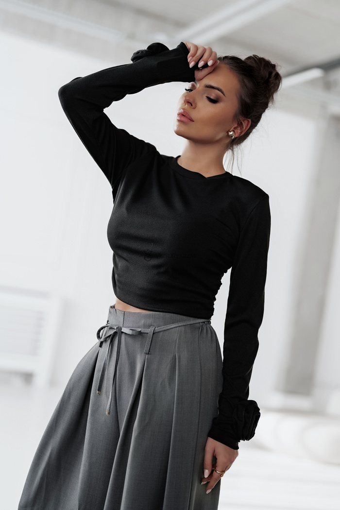 Dopasowana bluzka w prążek z różą Iga czarna