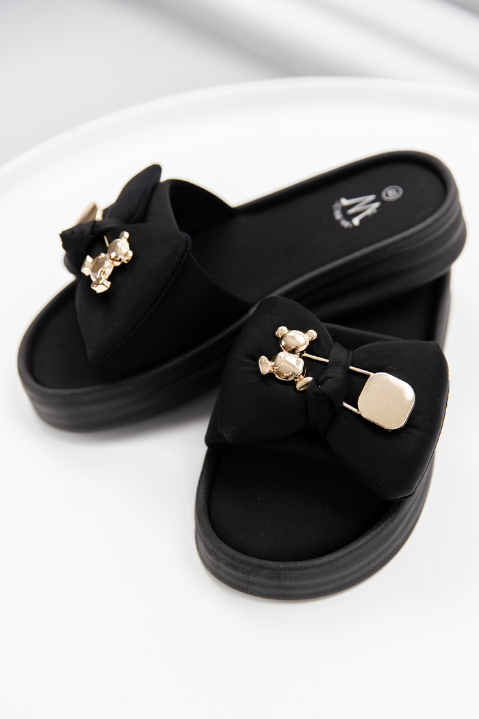 Czarne klapki na platformie z kokardką i złotą aplikacją