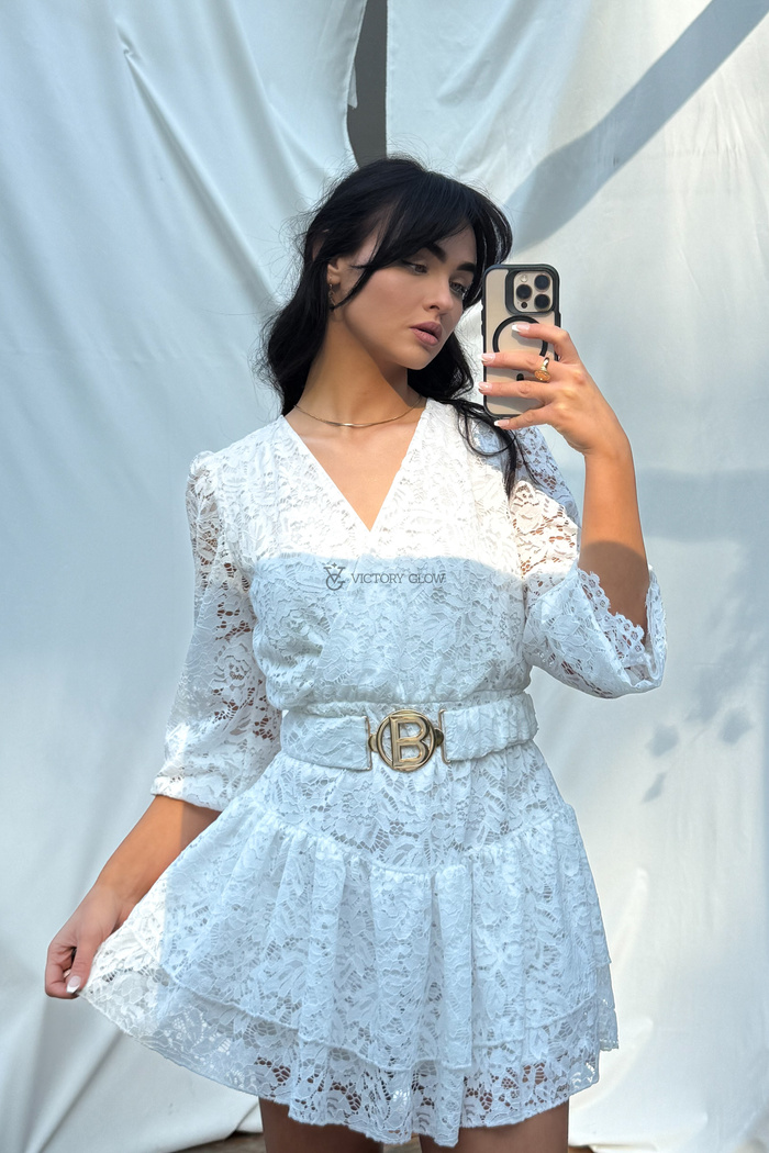 Koronkowa sukienka z falbną Malvi biała