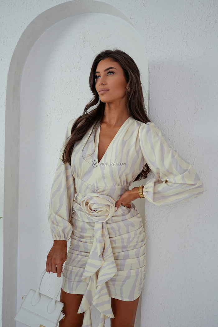 Dopasowana sukienka z marszczeniami i różą Sue żółta z nadrukiem