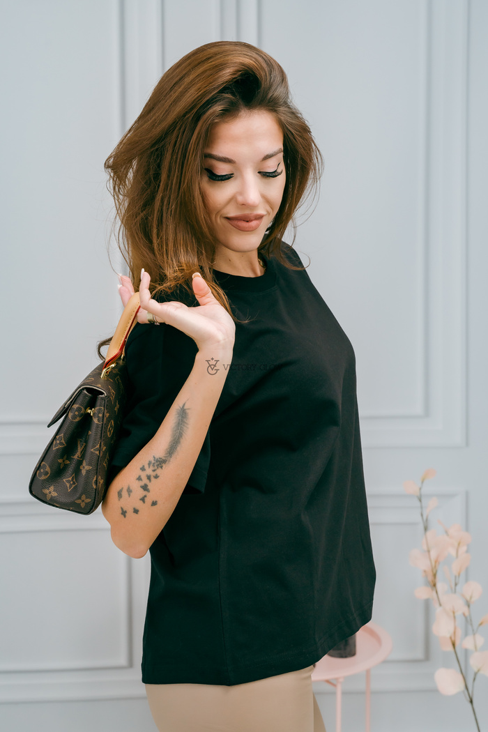 Luźny klasyczny t-shirt Kira czarny