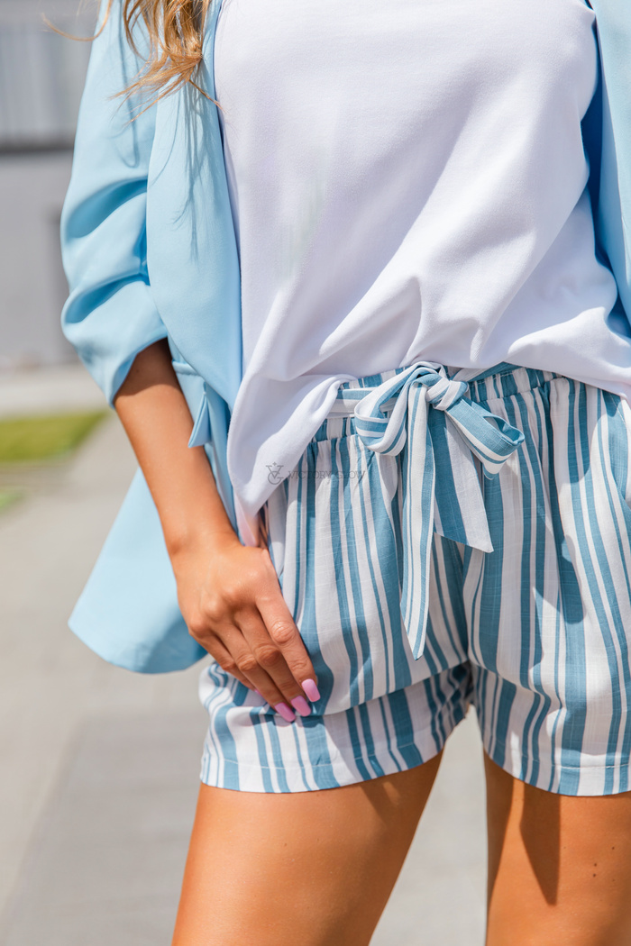 Krótkie spodenki w paski Jurlina biało-niebieskie