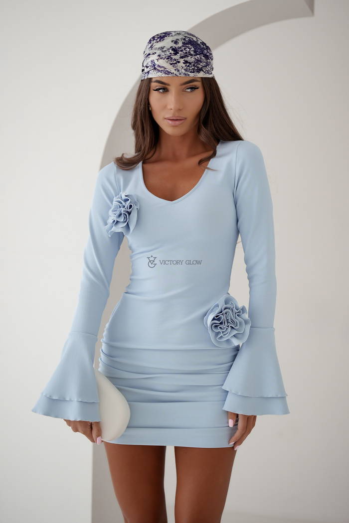 Dopasowana sukienka z marszczonym dołem Viola błękitna