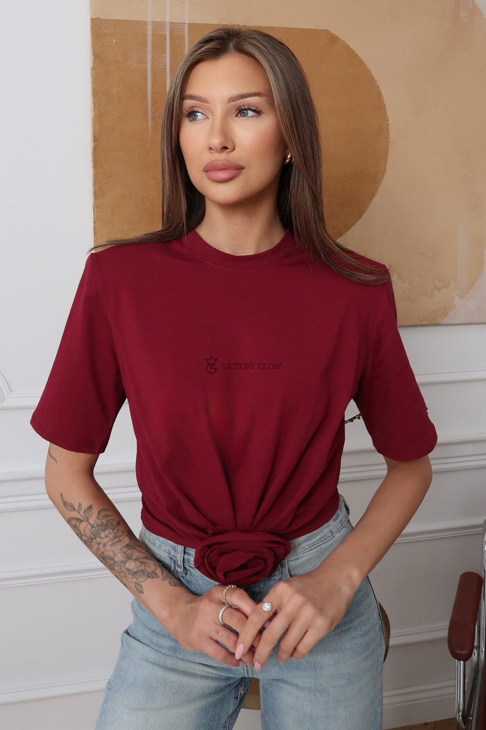 T-shirt Betti z różą w talii bordo